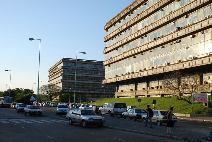 800px-Ciudad_Universitaria_de_Buenos_Aires,_Pabellones_2_y_3_01_(Buenos_Aires,_noviembre_2008)