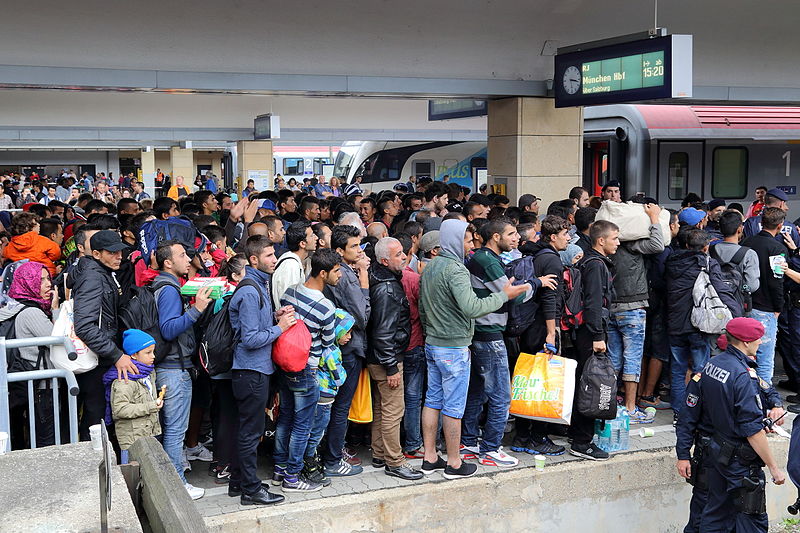 800px-Wien_-_Westbahnhof,_Migranten_am_5_Sep_2015