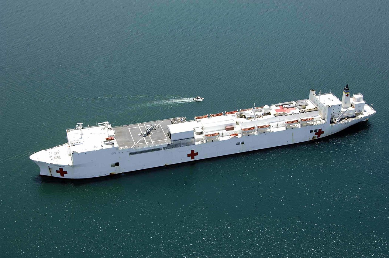 1280px-090411-A-1786S-088_-_USNS_Comfort_(T-AH-20)_in_Hati