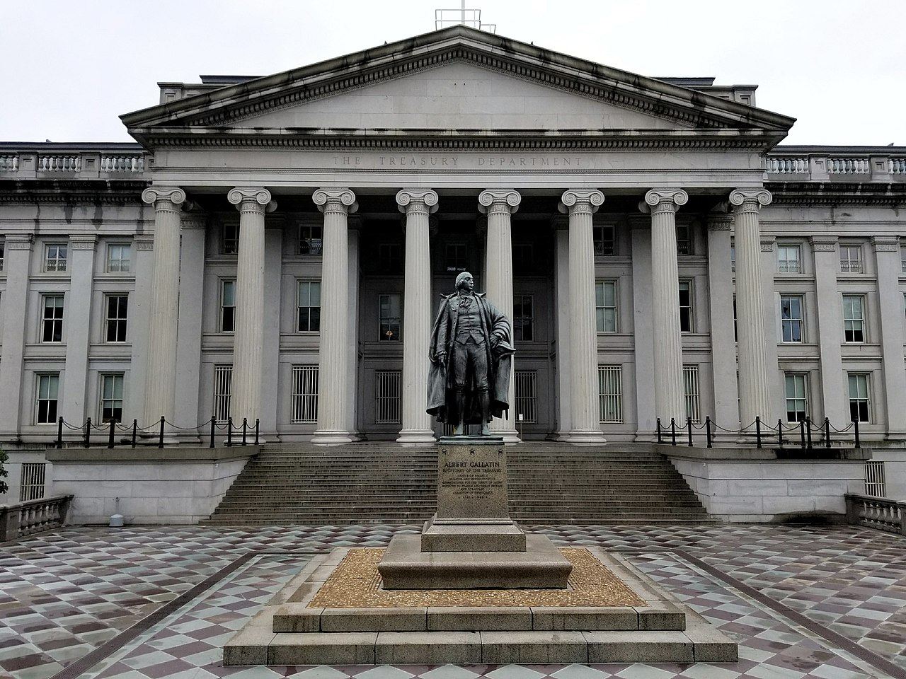 1280px-U.S._Treasury_Building_and_Albert_Gallatin_Statue