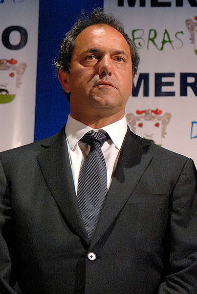 403px-Daniel_Scioli_en_Merlo
