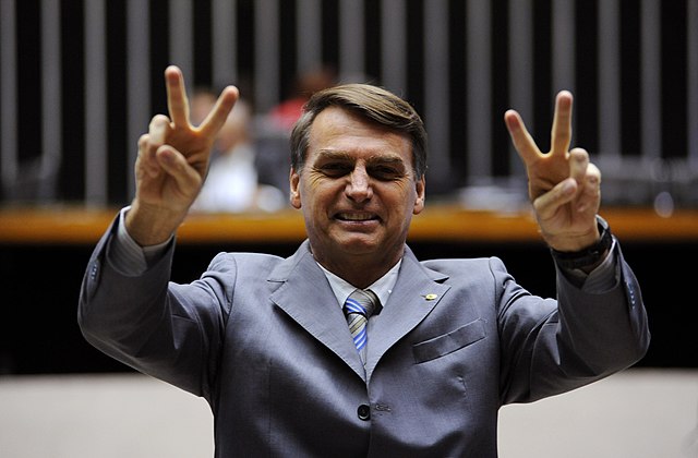 640px-Jair_Bolsonaro_paz_e_amor.jpg