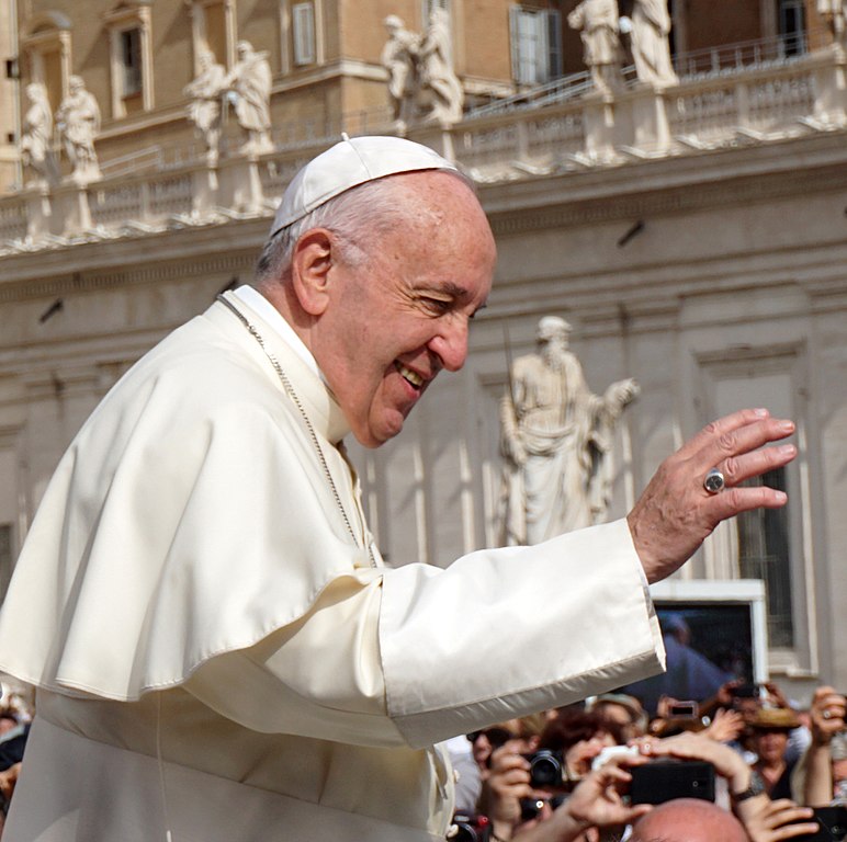 772px-Papa_Francisco_05_2018_323