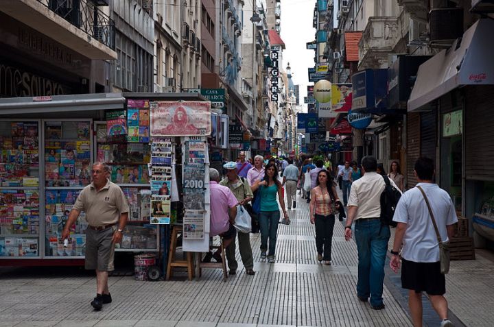800px-C._Florida,_Microcentro,_Buenos_Aires,_Argentina,_29th._Dec._2010_-_Flickr_-_PhillipC