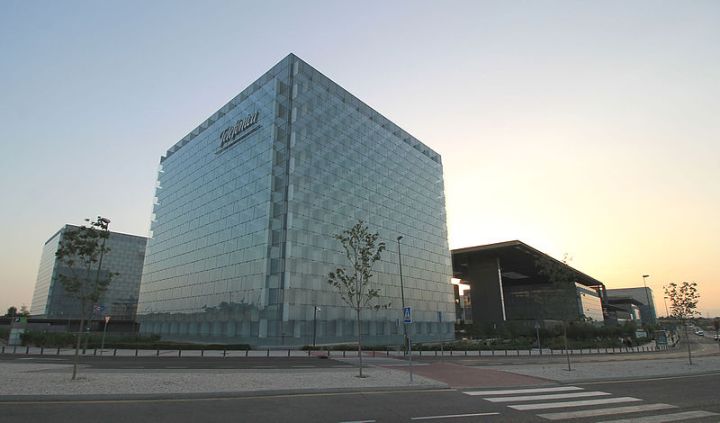 800px-Distrito_Telefónica_(Madrid)_19
