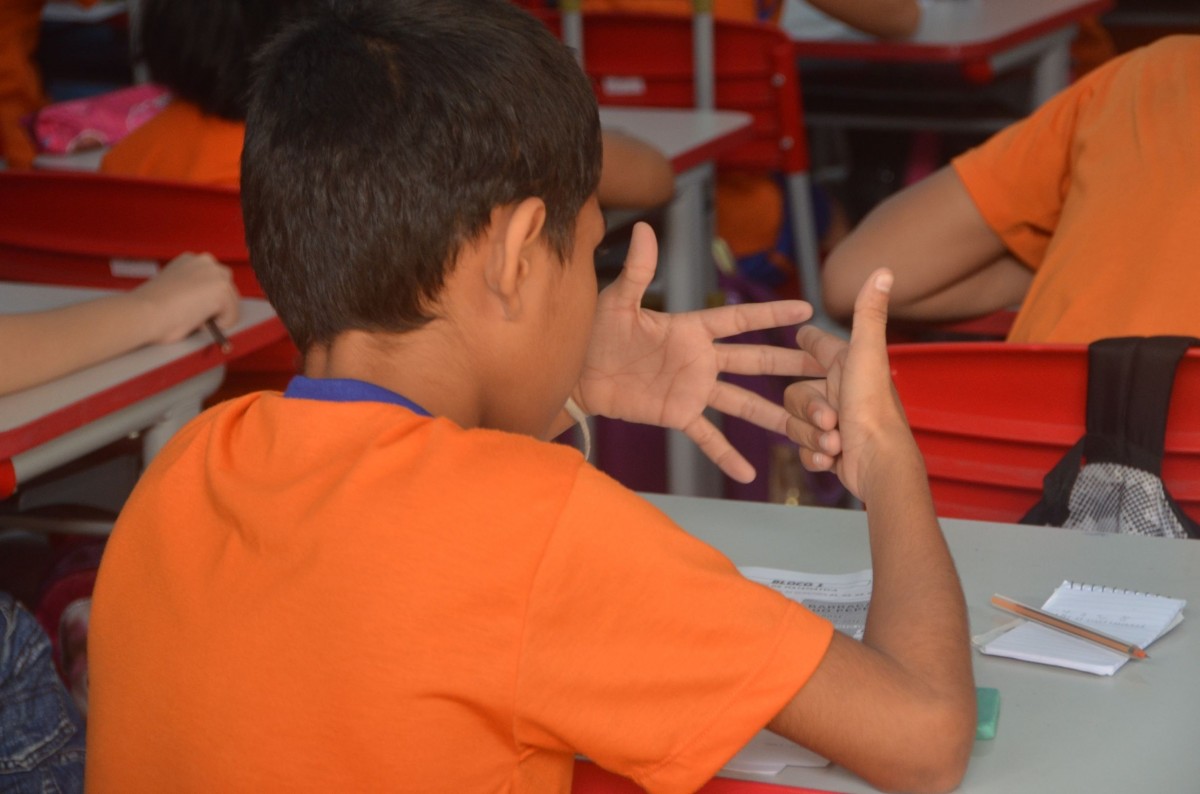 child_studying_proof_test_counting_fingers-775203