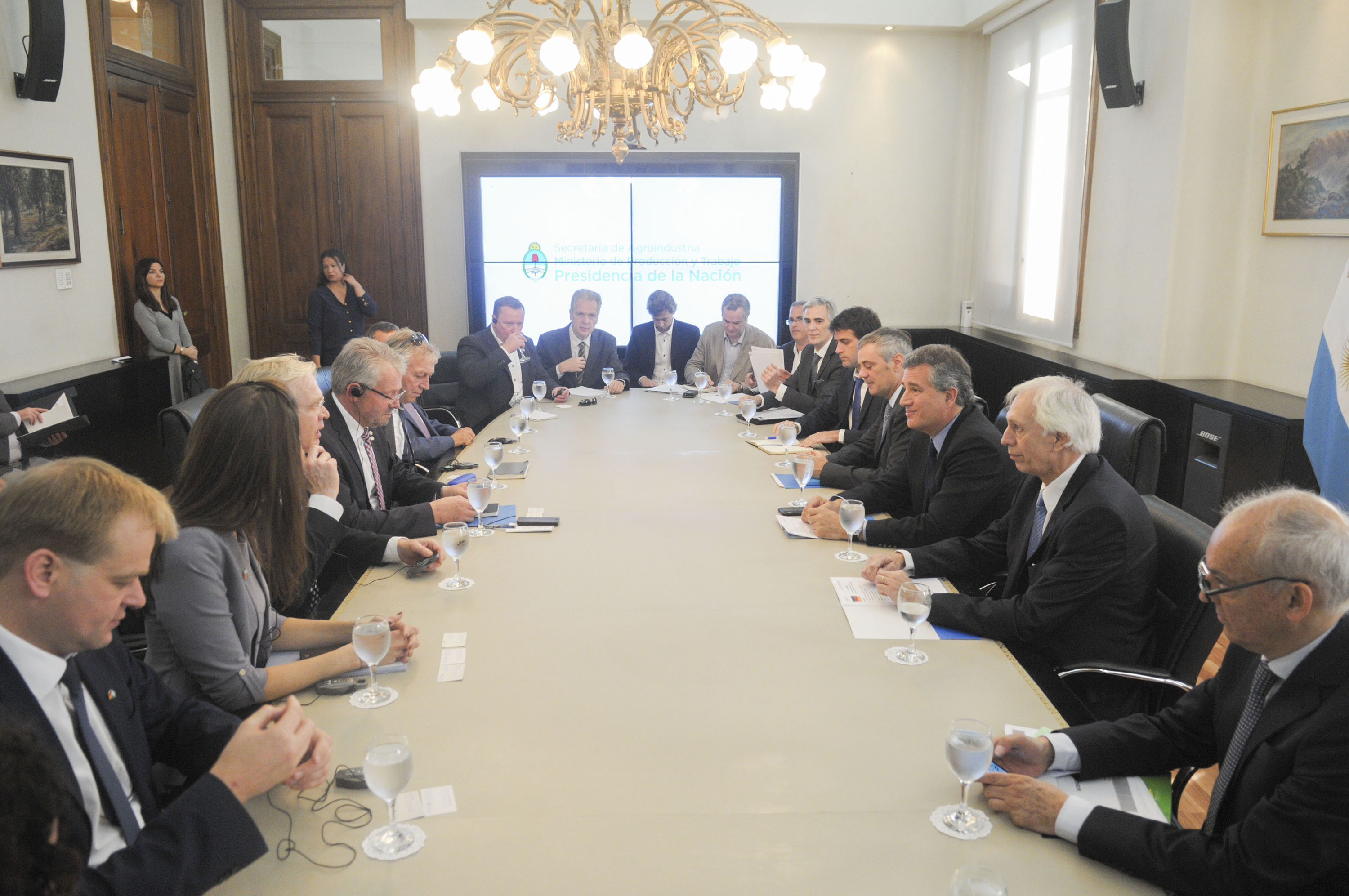 MANTIENEN UNA REUNIÓN CON PARLAMENTARIOS ALEMANES Fotos: Augusto Famulari