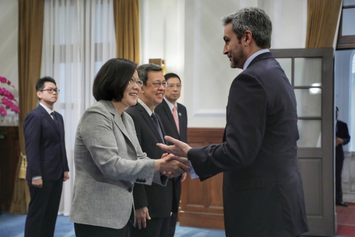 Presidente_Saluda_a_Pta_de_China_-_Portada