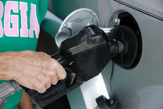 pumping-gas-1631638_640
