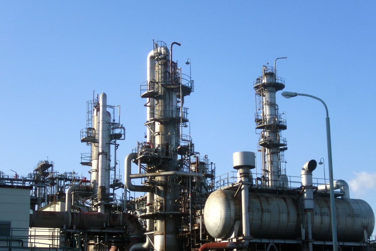 oil_factory_manufacturing_plant_pipe_tank_atmospheric_distillation_unit_atmospheric_distillation-629877