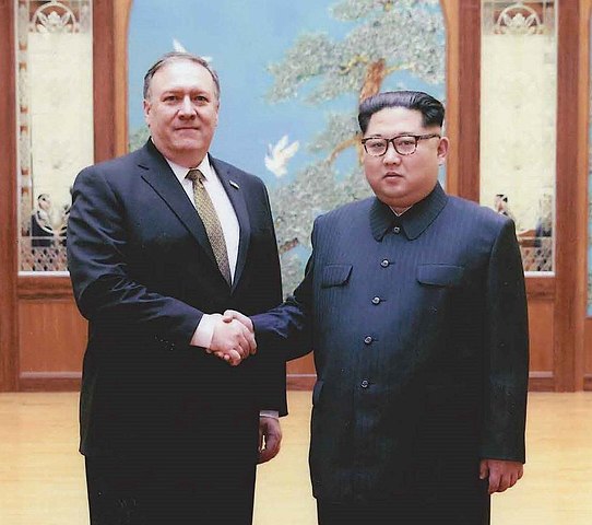 542px-Mike_Pompeo_with_Kim_Jong-un_crop