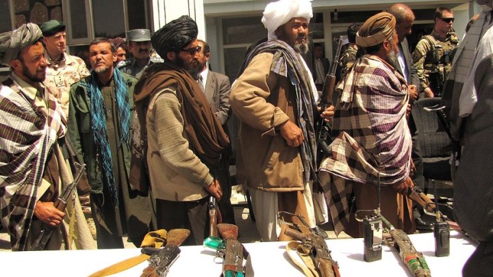 Former_Taliban_fighters_return_arms