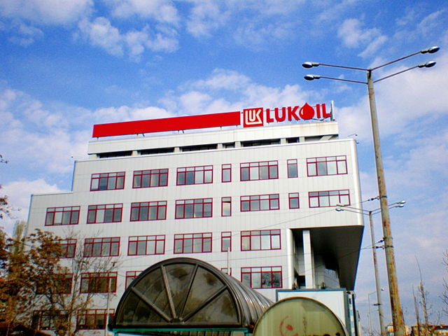 Lukoil_-_panoramio_-_zonemars
