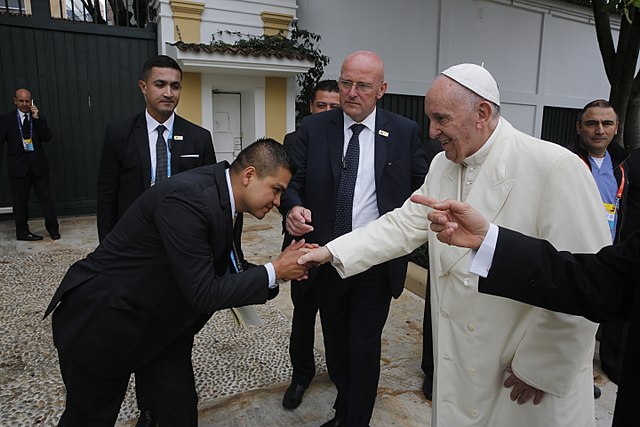 640px-Saludo_de_su_santidad_el_Papa_Francisco_a_un_personal_de_la_Policía_Nacional_(36309332093)