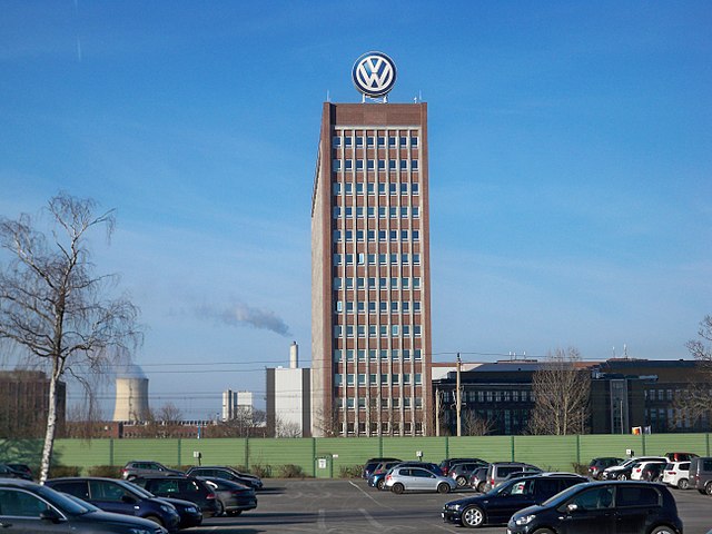 640px-Wolfsburg_VW-Markenhochhaus