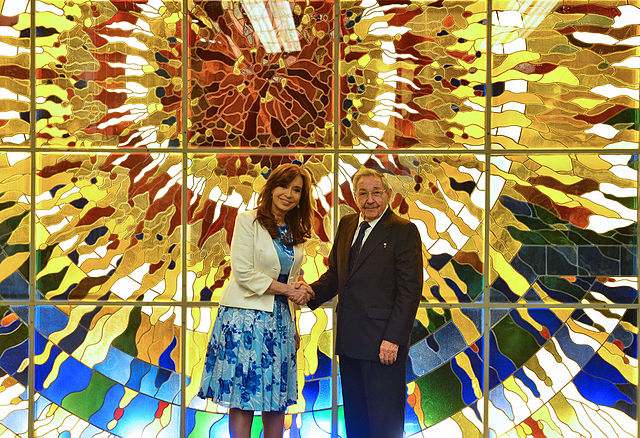 Cristina_Kirchner_y_Raúl_Castro,_La_Habana,_sept_2015