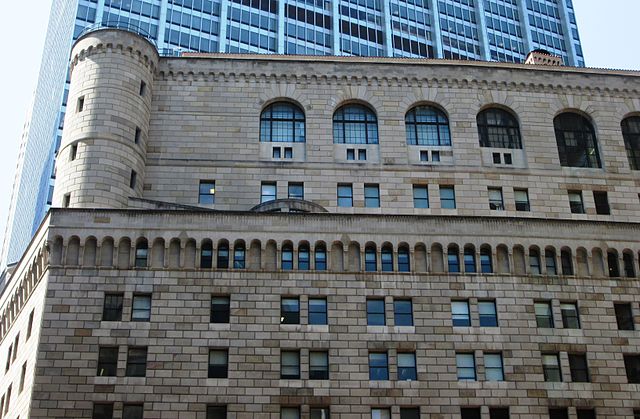 640px-2013_Federal_Reserve_Bank_of_New_York_from_William_Street_top