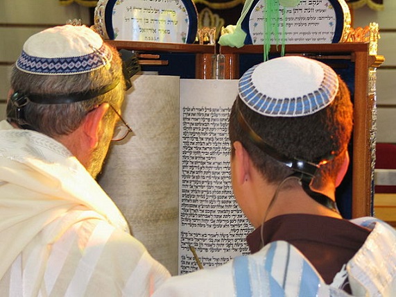 640px-Torah_Reading_Sephardic_custom