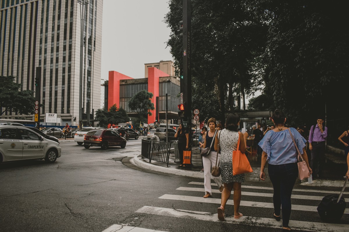 action_adults_asphalt_brasil_buildings_business_cars_city-1568821