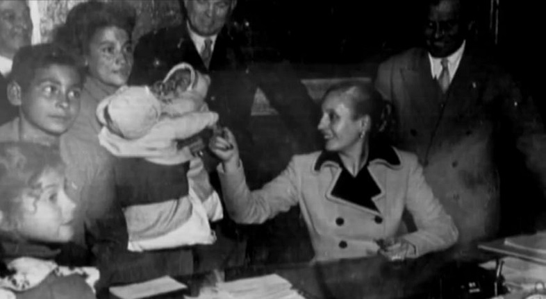 Eva_Perón_reciba_a_una_familia
