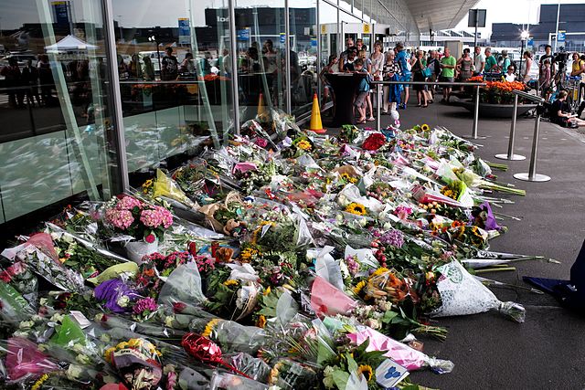 Amsterdam_Airport-_Flight_MH17_Memorial_(14675744526)