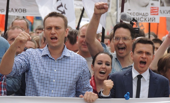 1024px-Alexey_Navalny,_Anna_Veduta_and_Ilya_Yashin_at_Moscow_rally_2013-06-12