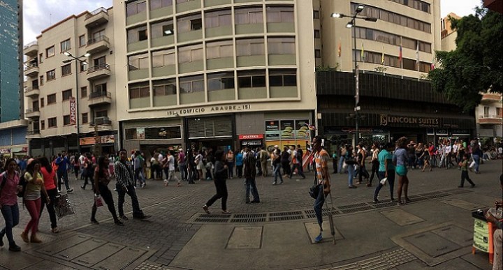 1024px-Bulevar_de_Sabana_Grande_Caracas_Venezuela_2018_07_Heladeria_La_Poma