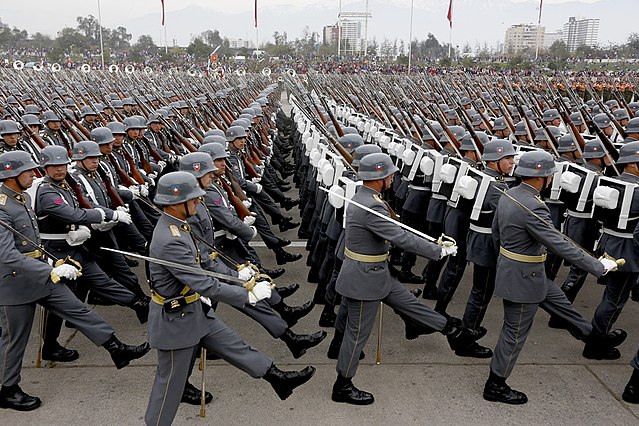 640px-Efectivos_del_Ejército_de_Chile_-_Parada_Militar_2015