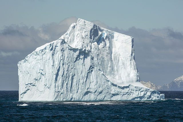 South_Shetland-2016-Southern_Ocean_(off_Elephant_Island)–Iceberg_01
