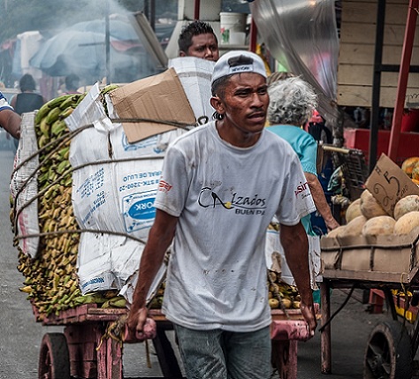 maracaibo_venezuela_man_working_cart_market_pulling_load-1134611