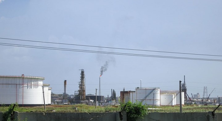 1024px-Oil-refinery-cuba-1