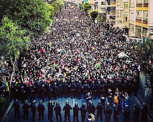607px-Manifestaciones_en_La_Paz,_Bolivia_en_contra_el_fraude_electoral_y_el_gobierno_de_Evo_Morales