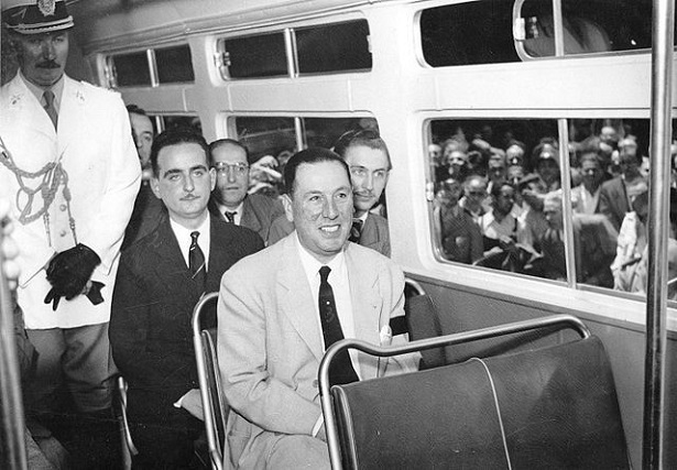 Buenos_Aires_-_Perón_en_tranvía_El_Libertador