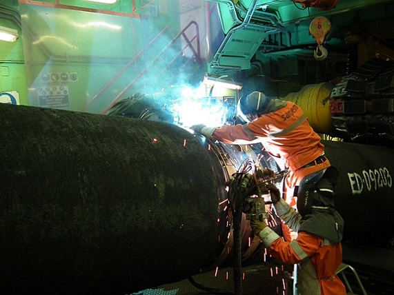 640px-Nord_Stream_-_two_pipes_are_welded_together_on_the_Castoro_Sei_pipelaying_vessel