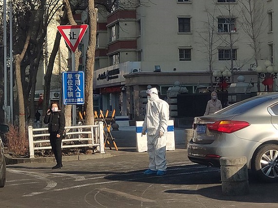 640px-Medical_staff_with_bunny_suit_containing_2019_Coronavirus_outbreak,_in_Urumqi,_Xinjiang