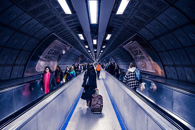 travel-commuter-london-luggage