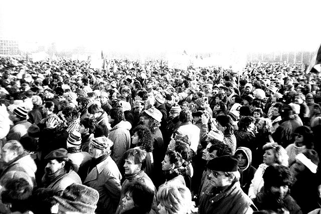 640px-Praha_1989-11-25,_Letná,_dav_(01)