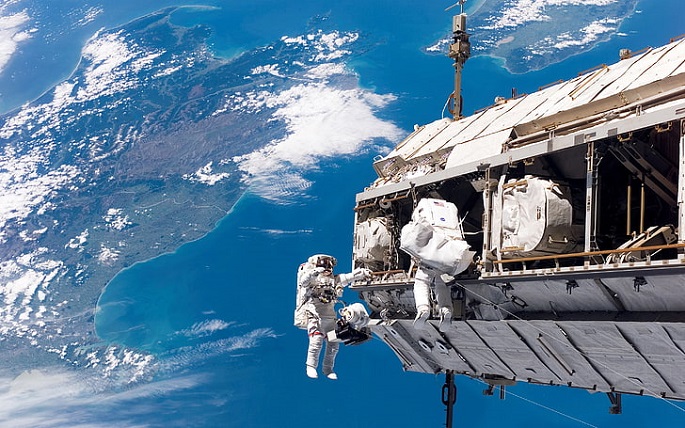 space-astronaut-earth-international-space-station-wallpaper-preview