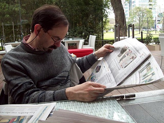 640px-Roberto_Fiadone_leyendo_el_diario