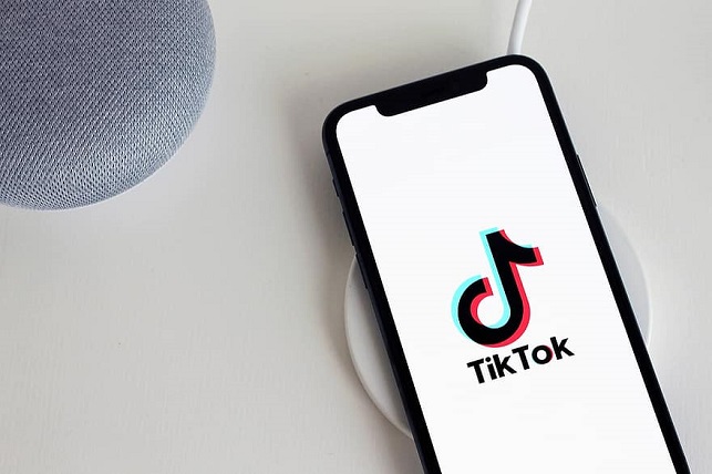 tiktok-app-iphone-telephone-social-media-the-iphone-11-smartphone-technology