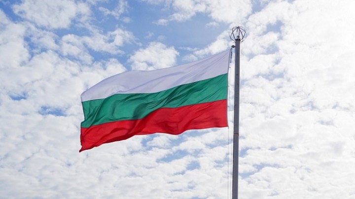 bulgaria_flag_sky-1379391