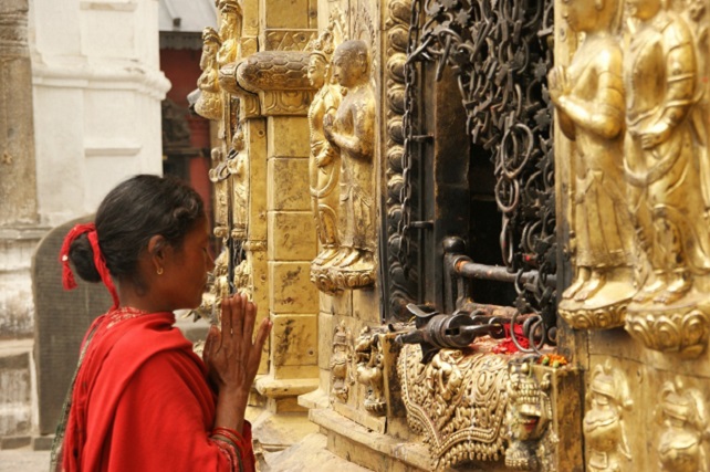 nepal_kathmandu_temple_ritual_young_girl_pray_budda-691662