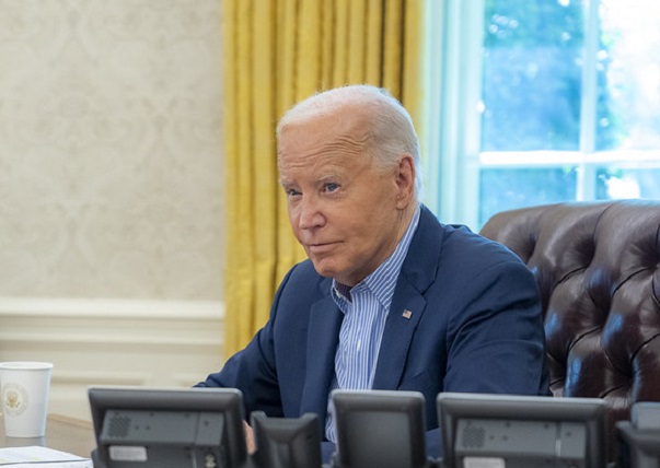 Biden entre concentrado y&nbsp;confuso