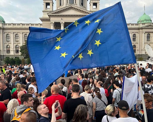 Masiva marcha exige elecciones en&nbsp;Serbia