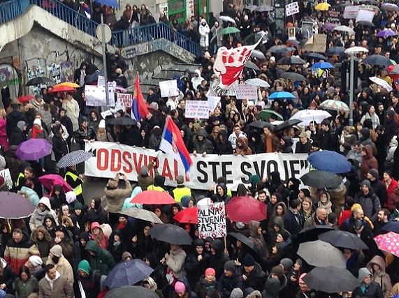 Manifestantes reclaman elecciones en&nbsp;Serbia