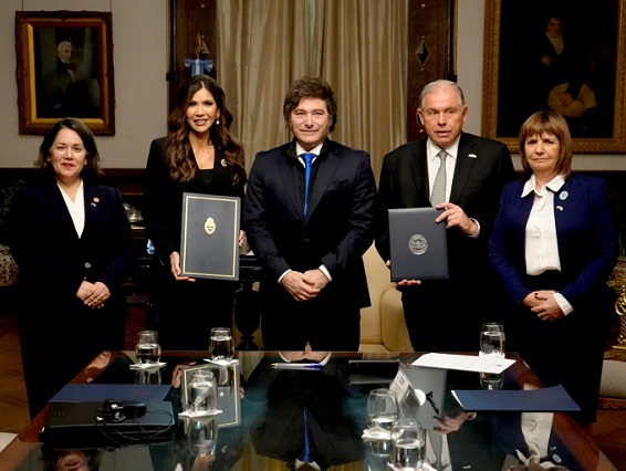 Secretaria de Seguridad de EE. UU. visita a&nbsp;Milei