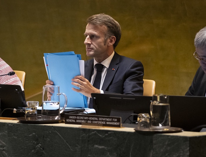 Macron reclama frenar a&nbsp;Rusia