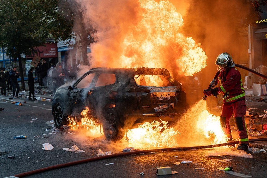 Arde Francia